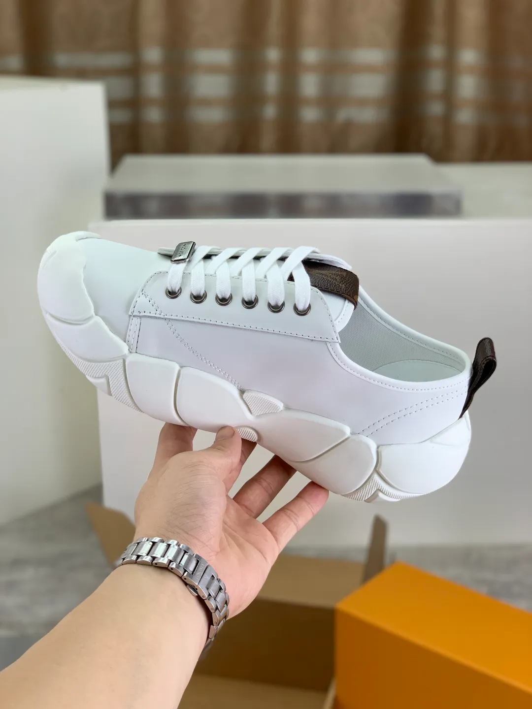 Men's men's shoes 💰P600 new style super hot 🔥 LV Bubble Bubble cloud shoes new casual sports shoes All stars have the same style. It's really good-looking and has a sense of technology and luxury. The shoe shape is smooth and not bulky, and small girls can easily handle it. TPU injection molded rice flower outsole, leather lining with breathable space mesh, molded cowhide feet, calfskin surface Code number: 35-40 (customized for 41 42) Color: black white silver